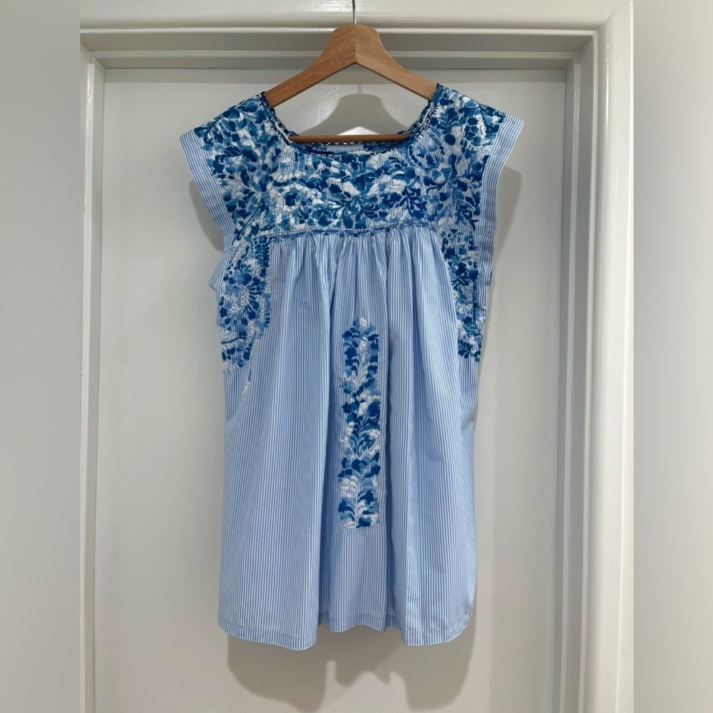 Mi Golondrina Flores blouse- Hand embroidered in Mexico. Size Medium